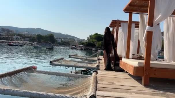 Vip Vacanza Mare Albania Prima Linea Amaca Sopra Acqua Donna — Video Stock