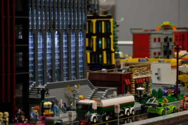 Lego bloklarından yapılmış bir şehir. Evler, arabalar, tramvaylar. Lego oyuncaklarının gerçek hayatı, Kanada Vancouver bloklarından oluşan büyük bir şehirdeki demiryollarının video görüntüleri.