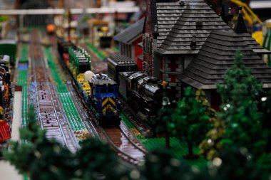 Lego bloklarından yapılmış bir şehir. Evler, arabalar, tramvaylar. Lego oyuncaklarının gerçek hayatı, Kanada Vancouver bloklarından oluşan büyük bir şehirdeki demiryollarının video görüntüleri.