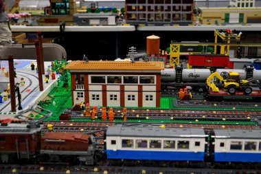 Lego bloklarından yapılmış bir şehir. Evler, arabalar, tramvaylar. Lego oyuncaklarının gerçek hayatı, Kanada Vancouver bloklarından oluşan büyük bir şehirdeki demiryollarının video görüntüleri.