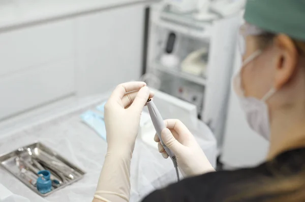 Doktorun elleri anahtar nozülü ve piezoelektrik pullu diş temizleme implantları doku hazırlama ultrasonik ölçeklendirici modern teknolojiler ve güç kombinasyonu