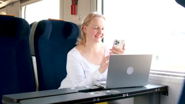 Eine Frau Fährt Einem Zug Sitzend Intercity Wagen Arbeitet Auf — Stockvideo