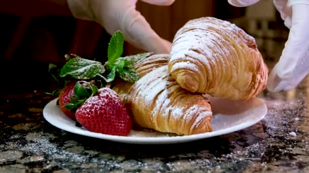 Läckra Färska Nybakade Croissant Tallrik Handskar Händer Det Bryta Den — Stockvideo