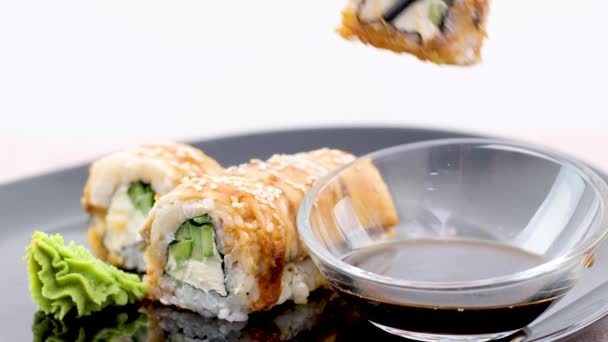 Grandes Rollos Sushi Con Salmón Nori Palitos Cangrejo Pepino Queso — Vídeo de stock