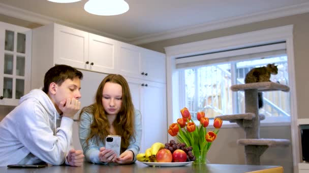 Comunicazione Cucina Amici Odnoklassniki Mangiare Uva Frutta Possesso Telefono Mano — Video Stock