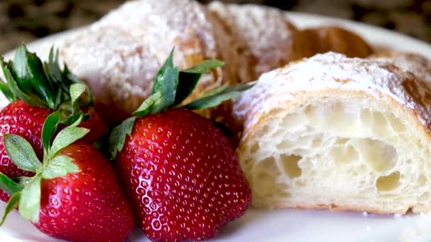 Primer Plano Croissant Espolvoreado Con Azúcar Polvo Con Fresas Hojas — Vídeos de Stock