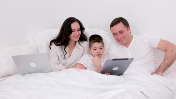 Marito Moglie Letto Con Piccolo Figlio Guardando Tablet Cartone Animato — Video Stock