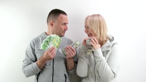 아내가 달러와 유로를 구입하기 남편에게 남편은 그것의 일부를 가지고 그녀의 — 비디오
