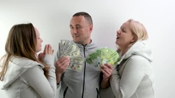 Homem Pai Marido Ficar Com Dinheiro Regozijando Vida Filha Esposa — Vídeo de Stock