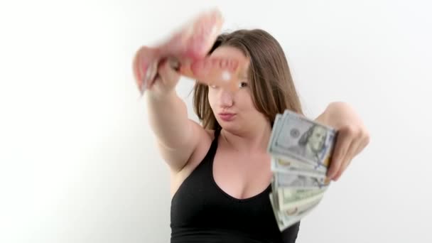 Genç Bir Kız Öfkeyle Kameraya 100 Dolarlık Banknotlar Sallıyor Şaşırdı — Stok video