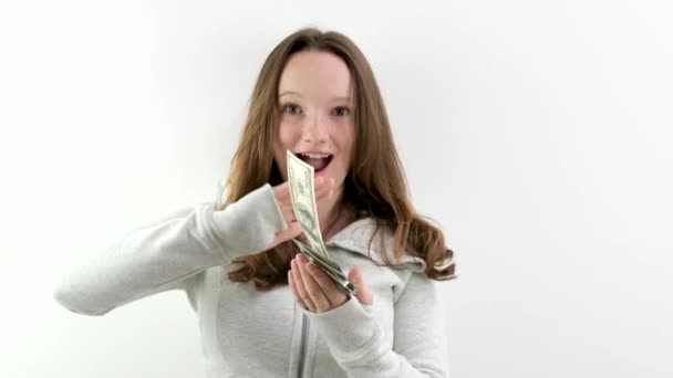 Zadowolony Szczęśliwy Nastolatek Dziewczyna Rozprasza 100 Dolarów Banknoty Różnych Kierunkach — Wideo stockowe