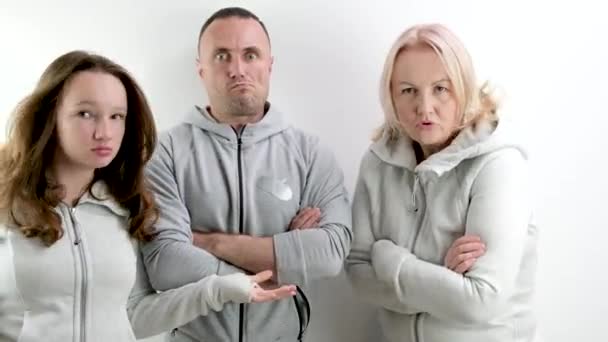 Três Pessoas Indignadas Insatisfeitas Homem Duas Mulheres Uma Jovem Adolescente — Vídeo de Stock