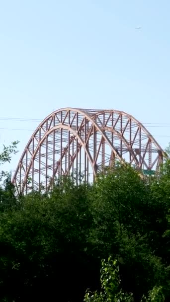 加拿大不列颠哥伦比亚省萨里郡弗雷泽河上的Pattullo桥 桥在水面上的长期暴露 天空火车桥 与其他桥梁相邻的粉红拱形桥梁 — 图库视频影像