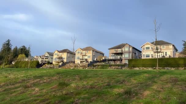位于加拿大温哥华市的一座高山峻岭上 蓝天绿草铺就了一半的空间 为富饶而美丽的三层住宅提供了文字住房 — 图库视频影像
