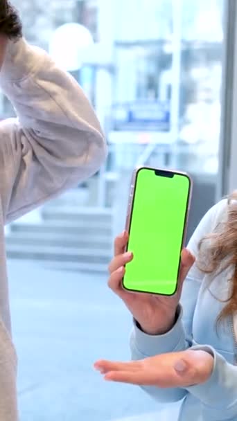 Sorprendido Chico Indignación Sosteniendo Cabeza Mirando Teléfono Con Pantalla Verde — Vídeos de Stock