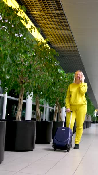 Kvinna Turist Casual Kläder Med Hjälp Smartphone Rulltrappan Flygplatsen Terminal — Stockvideo