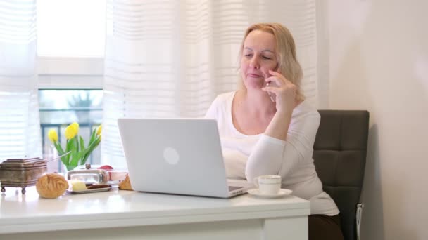 Mulher Adulta Meia Idade Trabalhando Computador Falando Telefone Rindo Beber — Vídeo de Stock