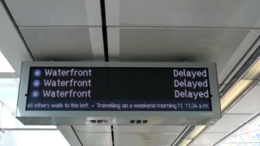 Sky Train treni tüm tren arızalarını iptal etti. Tabelada Vancouver 'ın iptal edildiği yazılıydı. Kanada 