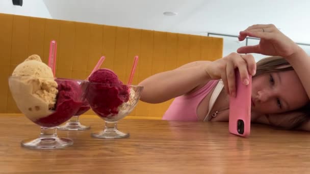 Egy Tinédzser Lány Felvesz Két Adag Házi Készítésű Jégkrémet Egy — Stock videók