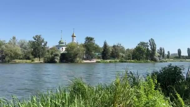 Vinnitsa Vista Aterro Kiev Ponte Igreja Canas Verdes Água Clara — Vídeo de Stock