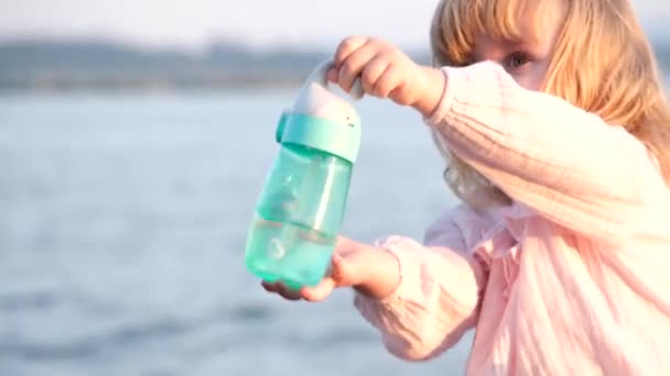 Criança Bebendo Água Garrafa Plástico Problema Escassez Água Conceito Terra — Vídeo de Stock