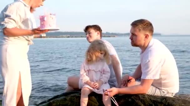 Szczęśliwa Rodzina Świętująca Urodziny Małych Dziewczynek Wybrzeżu Mama Przynosi Pudełko — Wideo stockowe