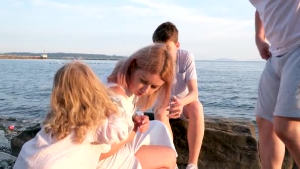 Família Feliz Comemorando Meninas Pequenas Aniversário Praia Mãe Traz Uma — Vídeo de Stock