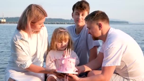 Feliz Familia Celebrando Cumpleaños Las Niñas Orilla Del Mar Mamá — Vídeo de stock