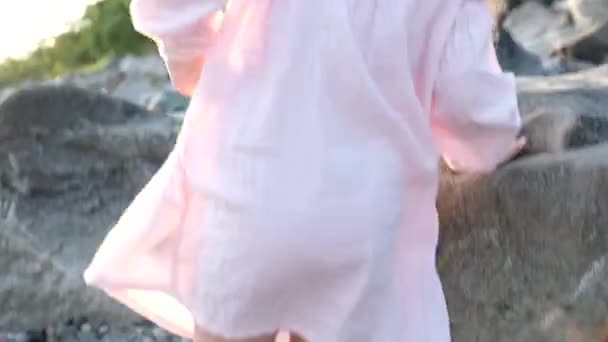 Close Pernas Uma Menina Anos Caucasiana Andando Subindo Descalços Através — Vídeo de Stock