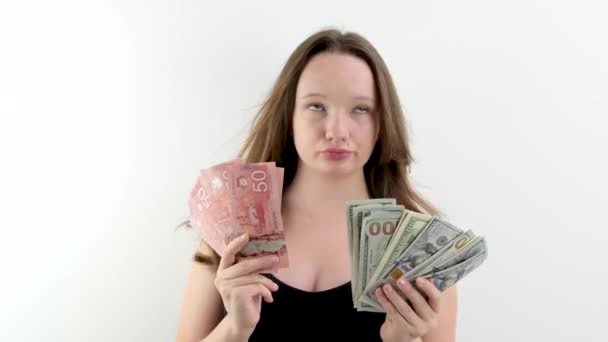 Wybór Pomiędzy Dolarami Kanadyjskimi Dolarami Amerykańskimi Dziewczyna Waży Rękach Paczkę — Wideo stockowe