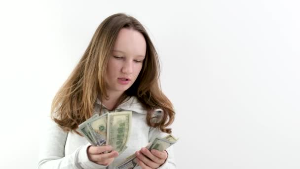 Jovem Mulher Com Rosto Calmo Conta Contas 100 Dólares Fundo — Vídeo de Stock