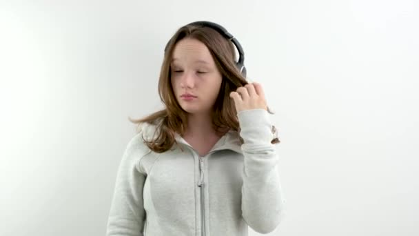 Kratzende Augen Allergische Reaktion Teenager Mädchen Mit Kopfhörern Vor Dem — Stockvideo