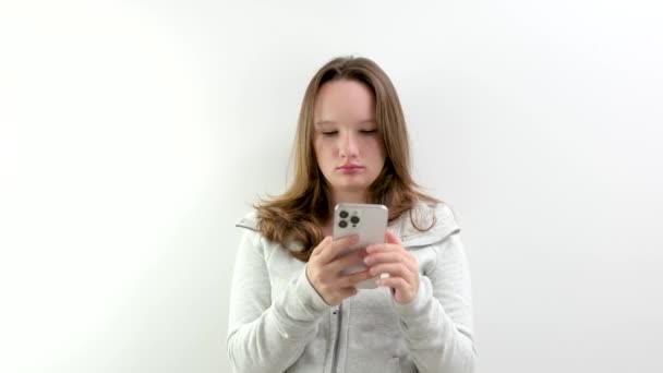 Девушка Использует Смартфон Сенсорный Экран Высококачественные Кадры — стоковое видео