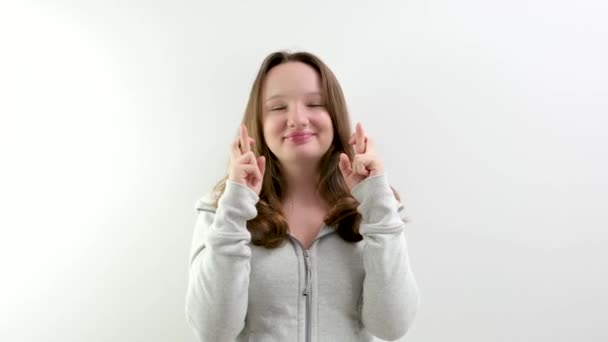 Genç Bir Kız Harika Beklentileri Yaşıyor Iki Parmağıyla Yüzünü Çapraz — Stok video
