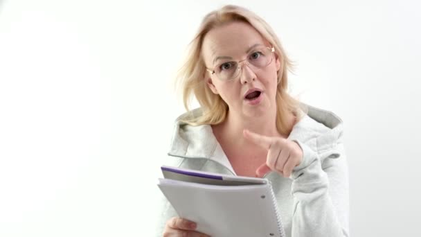 Учительница Показывает Пальцем Блокнот Открытым Ртом Очках Блондинке Красивые Люди — стоковое видео