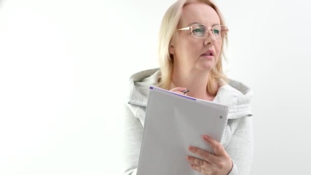 Ein Journalist Beschreibt Die Situation Mit Brille Eine Frau Mittleren — Stockvideo