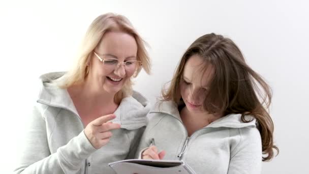 Mutter Und Tochter Machen Hausaufgaben Frau Trägt Brille Junges Teenager — Stockvideo