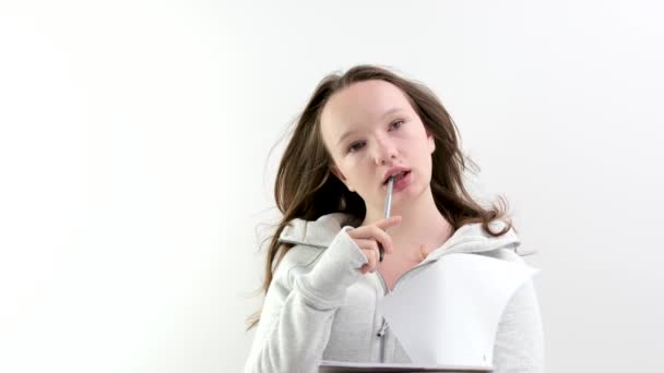 Mladá Dospívající Dívka Studující Škole Ztracená Myšlenkách Kousající Pera Větru — Stock video