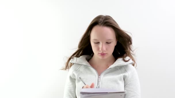 Giovane Adolescente Scrive Grande Quaderno Bianco Pensa Saggio Inventa Una — Video Stock