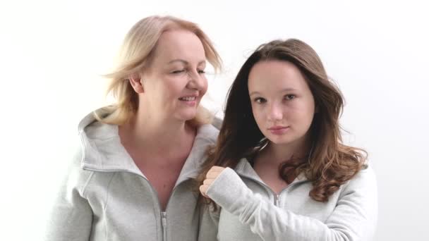 Mooie Mensen Twee Vrouwen Moeder Dochter Kijken Beeld Dan Naar — Stockvideo