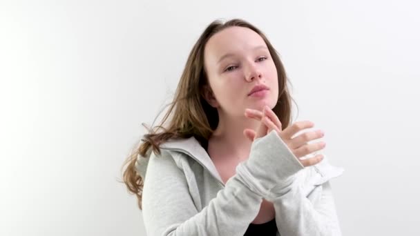 Abbracciati Giovane Ragazza Posa Davanti Alla Fotocamera Adolescente Preparare Storie — Video Stock
