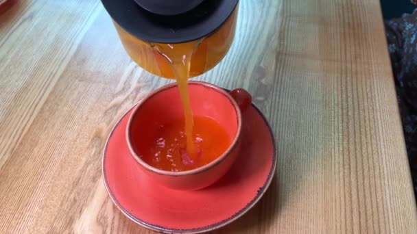 Herbata Rokitnika Ciemnoróżowym Kubku Wylać Szklaną Czajniczek Pić Przytulnej Kawiarni — Wideo stockowe