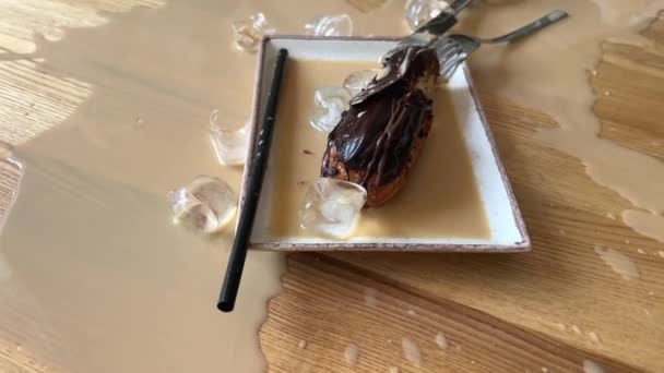 Glass Broke Wooden Table Cappuccino Latte Coffee Spilled Pieces Glass — Stock Video