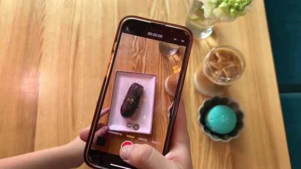 Filmar Bolo Restaurante Com Seu Telefone Exibindo Sua Comida Histórias — Vídeo de Stock
