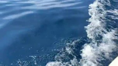 Korfu adası yakınlarındaki tekne turu temiz su dağlarının derinliklerinde doğal bahar mevsiminde kayıkçıları geçiyor. turistler ve gezginler