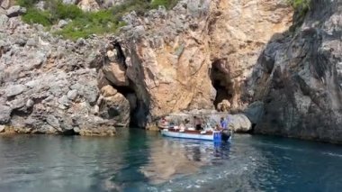 Korfu adası yakınlarındaki tekne turu temiz su dağlarının derinliklerinde doğal bahar mevsiminde kayıkçıları geçiyor. turistler ve gezginler