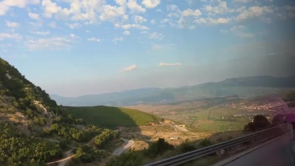 Arnavutluk Dağlarının Penceresinden Yol Aydınlık Bulutlu Gökyüzünde Geçen Araçların Görüntüsü — Stok video