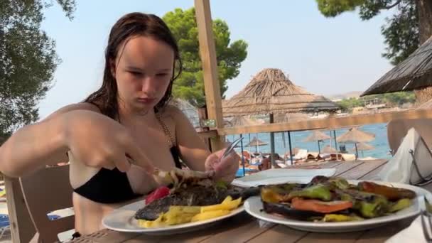 Cibo Sulla Spiaggia Adolescente Costume Bagno Nero Mangia Pesce Dorada — Video Stock