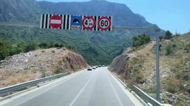 Blick Aus Dem Fenster Der Berge Albaniens Vorbei Fahrzeugen Auf — Stockvideo