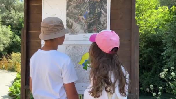 Chłopiec Dziewczyna Patrząc Niebieskie Oko Mapy Albanii Zabytki Ulicy Czapkach — Wideo stockowe